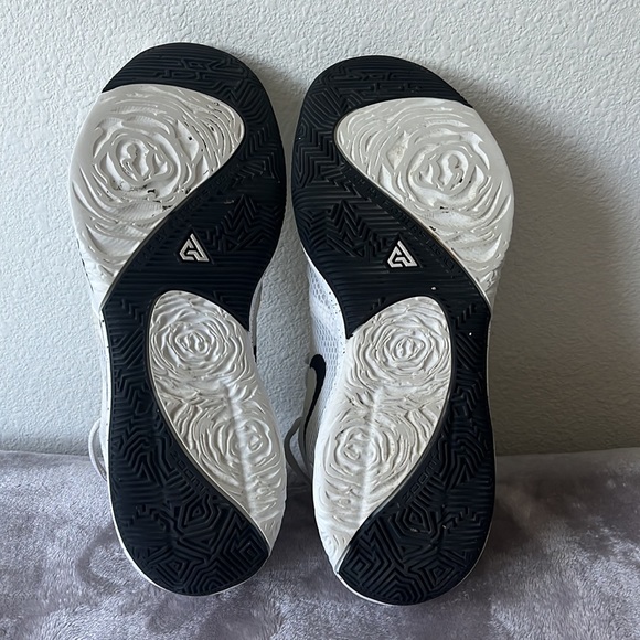 NIKE Giannis Freak 1 basketball shoe - Oreo - white/black - swish - Picture 6 of 10